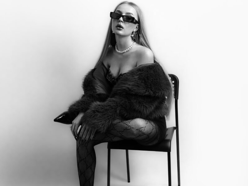 Hourly studio shoots with Laura